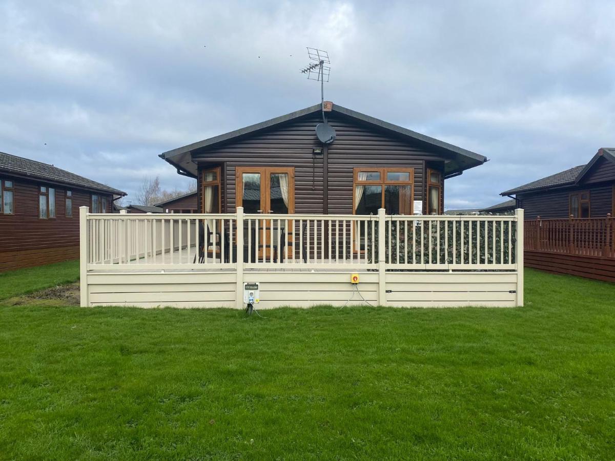 Saffron Lodge With Hot Tub Malton Exterior foto